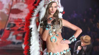 Victoria s Secret entschuldigt sich nach dem Gebrauch von Native American Kopfschmuck in Modeschau Empörung zieht,