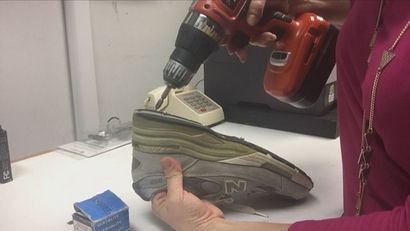 chaussures imperméables, gants de papier d'aluminium et d'autres hacks d'hiver (matériaux optiques) chaussures imperméables, gants de papier d'aluminium et d'autres hacks d'hiver