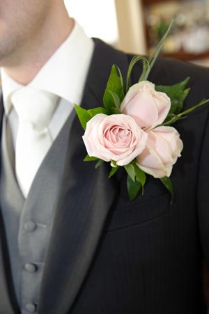 boutonnières de mariage - traditions et idées d'inspiration pour faire le vôtre