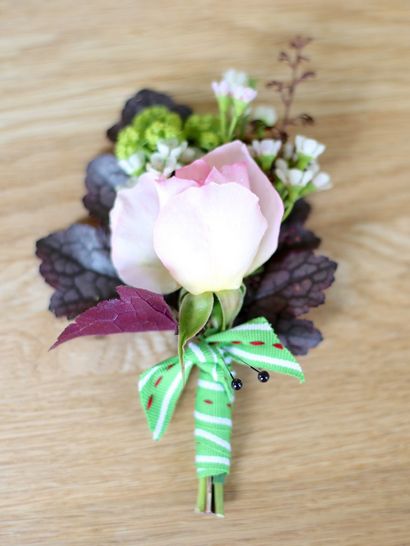 Mariage mercredi - Faire les boutonnières ou boutonnières - Pivoines - Posies