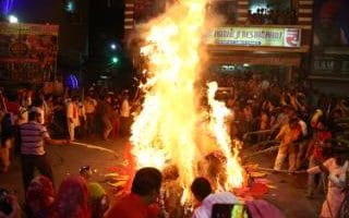 Quel est le festival Holi et pourquoi est-il célèbre en jetant la poudre de couleur