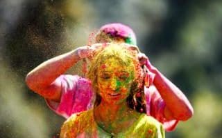 Quel est le festival Holi et pourquoi est-il célèbre en jetant la poudre de couleur