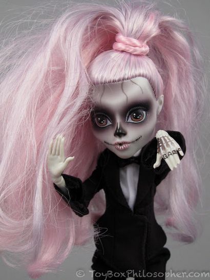 Zomby Gaga von Monster High und die Born This Way Foundation, The Toy Box Tutor