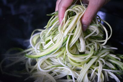 Spaghetti Zucchini (Zoodles!) - boulettes de viande - Nom Nom Paleo®