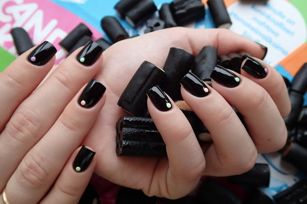 Черен гел лак - 75 фото идеи за дизайн на нокти