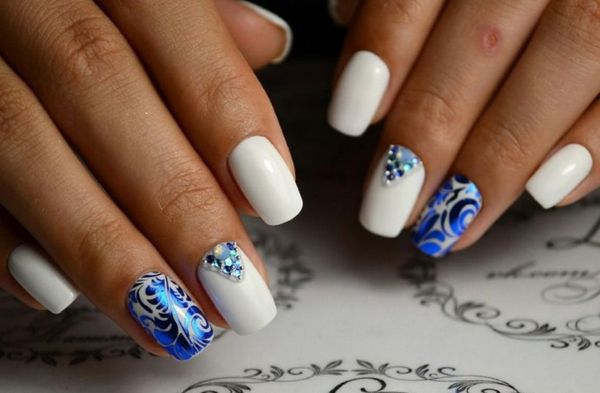 Дизайн на ноктите синьо с бяло