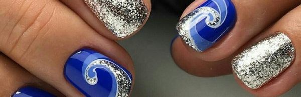 Синьо за маникюр със сребърен дизайн на ноктите, снимка