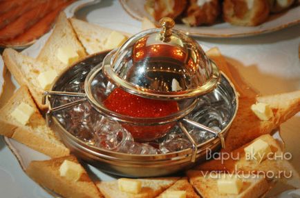 Top 10 módon táplálkoznak vörös kaviárral egy ünnepi asztalon
