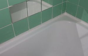 A közelről a különbség a kád és a fal forraszanyaggal pan helye a fürdő és a fal