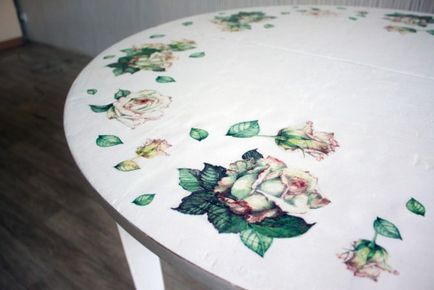 A dekoráció és a decoupage asztalt kezével a helyreállítás egy régi asztal fotók