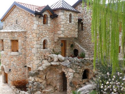A ház kőből és természetes épület természetes kő