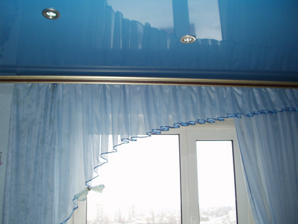 Függöny Függöny álmennyezeti képet, amely a legjobban, ha felfüggesztik, és hogyan erősít rejtett niche