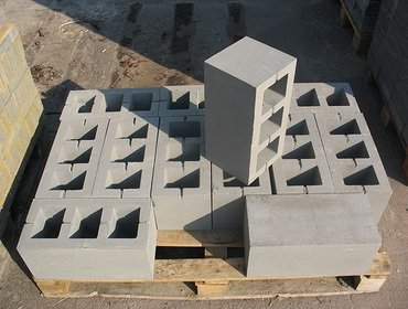 Építészi beton blokkok kezével otthon