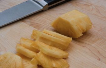 Hogyan tisztítható ananász legnépszerűbb módszer a tisztítás, vágás és etetés