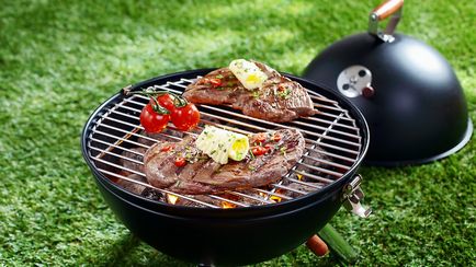 Főzni egy faszén barbecue grill fedéllel, hogyan kell használni a forró smokehouse