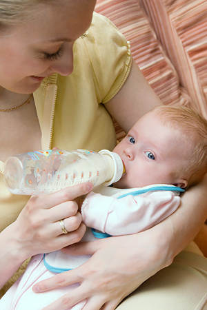 Hogyan kell etetni a babát egy üveg, kozmopolita magazin