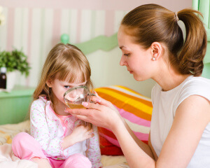 Hogyan kell kezelni a torokfájás gyermekek - a gyógyszerek és a receptek a hagyományos orvoslás