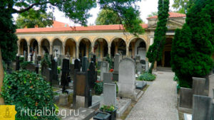 Hogyan lehet temetni szeretteiknek egy zárt temetőben rituális kritikus, kérdések és válaszok
