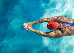 Hogyan lehet megtanulni úszni felnőttkori egyedül