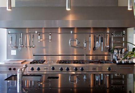 Hogyan felszerelni egy funkcionális konyha legszükségesebb kiegészítők