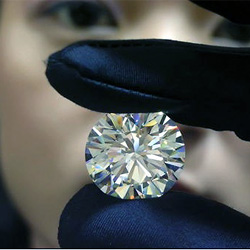 Hogyan lehet megkülönböztetni egy gyémánt cirkónia egyedül