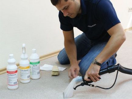 Hogyan tisztítsa meg a szőnyeget az otthoni gépek és tisztítószerek