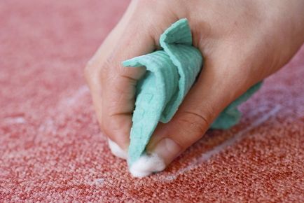 Hogyan tisztítsa meg a szőnyeget az otthoni gépek és tisztítószerek