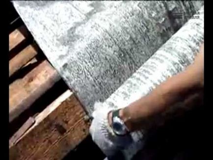 Hogyan terjed a tető kátránypapír kezét videó
