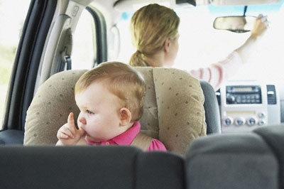 Hogyan kell telepíteni az ülést az autó szemével anyák