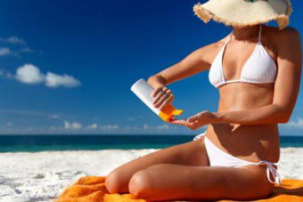 Hogyan napozni a strandon a fürdőruhát vagy csupasz