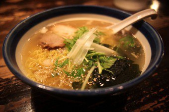Főzni koreai ramen leves csirkehússal, szezámolaj és szójaszósz