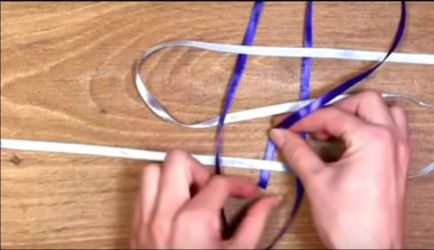 Hogyan készítsünk egy karkötőt egy szatén szalaggal