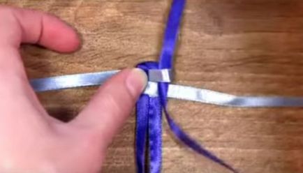 Hogyan készítsünk egy karkötőt egy szatén szalaggal