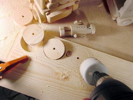 Hogyan készítsünk saját kezét kézműves játékautó fából