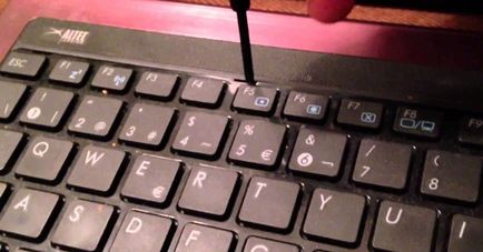 Hogyan lehet eltávolítani a gombok és a billentyűzet egy laptop