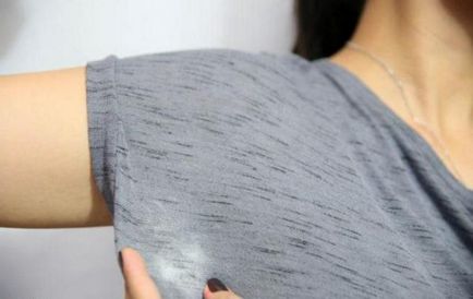 Hogyan lehet eltávolítani a foltokat dezodor hóna alatt a ruha, mint mosni, fotók és videó