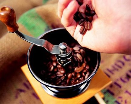 Hogyan válasszuk ki a kávédaráló otthoni elektromos és kézi