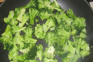 Hogyan finom főzni brokkoli egy serpenyőben