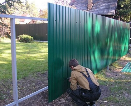Rögzítése hullámkarton a kerítésen, hogy mit és hogyan kell erősíteni az acéllemez a kerítés, a telepítés a saját kezét