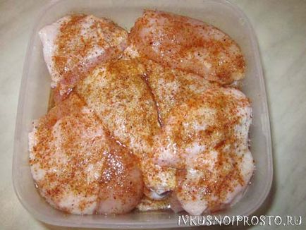 Csirkét a sütőbe sajttal - lépésről lépésre recept fotókkal, és finom és egyszerű