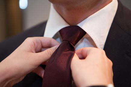 Megtudtuk, egy egyszerű módja annak nyakkendőt kötni