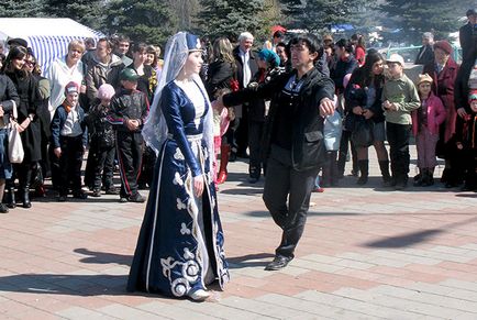 A Kaukázusban, boldogtalan fiatalok táncol lezginka - június 4, 2014