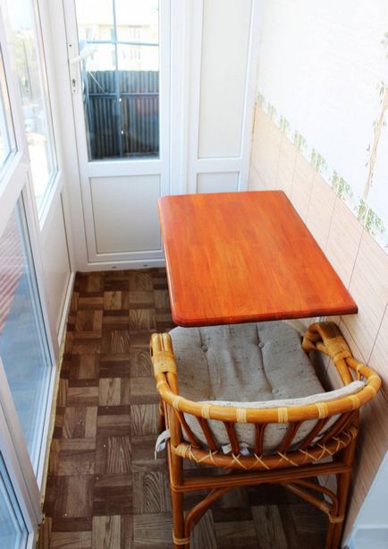 Összecsukható asztal az erkélyen kezével hajtogatás, kibontakozó, hogy hogyan lehet, fotó, bútorok az erkélyen,