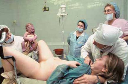 Ahol a gyerekek másznak születéskor fotó, baba születése