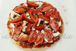 Pizza kolbász, paradicsom, sajt recept egy fotó