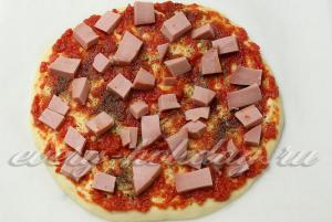 Pizza kolbász, paradicsom, sajt recept egy fotó