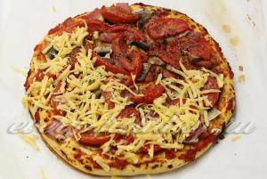 Pizza kolbász, paradicsom, sajt recept egy fotó