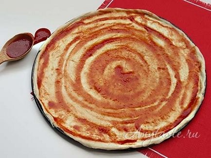 Pizza kolbász, sajt, paradicsom recept lépésről lépésre képekkel, hogyan kell főzni