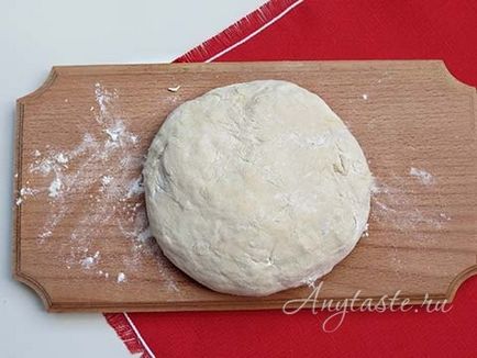 Pizza kolbász, sajt, paradicsom recept lépésről lépésre képekkel, hogyan kell főzni