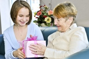 Ajándékok nagymama kezüket a születésnapját a természetes anyagok, karton, textil